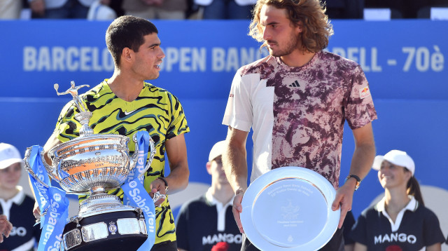 סטפנוס ציציפאס לצד קרלוס אלקראס, טורניר ברצלונה (צילום: GettyImages, PAU BARRENA/AFP)