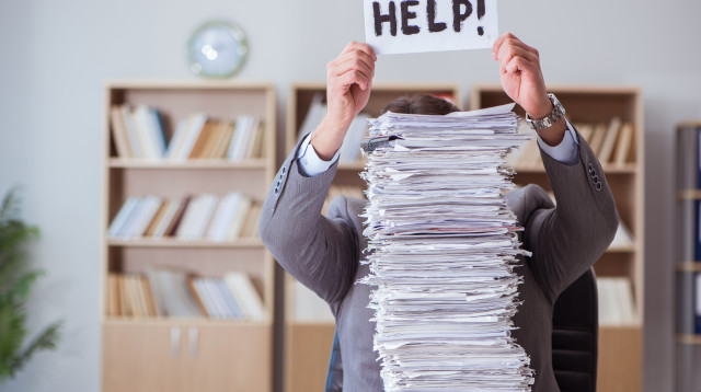 טובעים בבירוקרטיה, אילוסטרציה (צילום: אינגאימג')