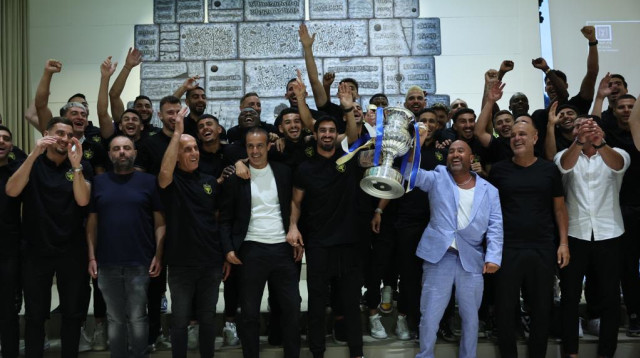 שחקני בית"ר ירושלים מניפים את גביע המדינה בבית הנשיא (צילום: פלאש 90, יונתן זינדל)