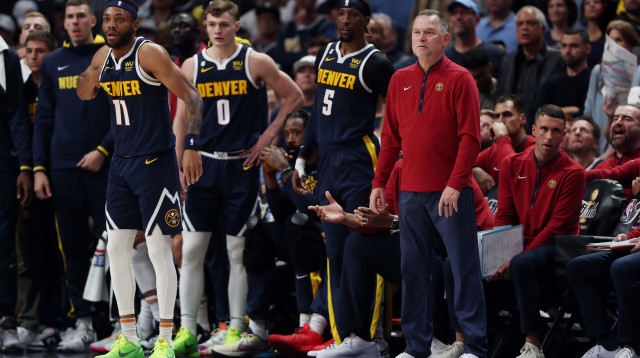 מייקל מאלון מאמן דנבר נאגטס לצד ספסל הקבוצה (צילום: GettyImages)