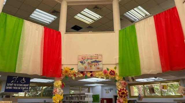 אחת הספריות בעיר. "הזדמנות להיחשף לתרבויות שונות ולמקומות אחרים בעולם" (צילום: דוברות עיריית פתח תקווה)