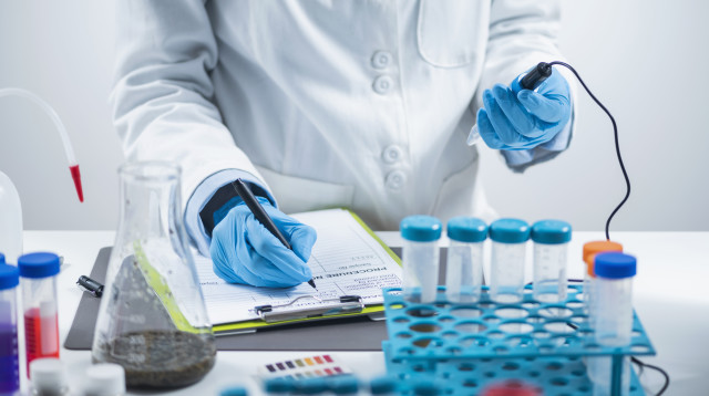 בדיקת PH במעבדה, אילוסטרציה (צילום: אינגאימג')