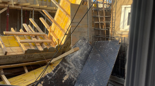 כוחות משטרה וכב"ה סורקים את הבניין לשלילת לכודים בהריסות (צילום: אלון חכמון)