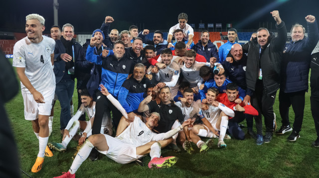 מאמינים שאפשר לעשות את זה. נבחרת הנוער (צילום: אתר רשמי, ההתאחדות לכדורגל)