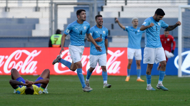 שחקני נבחרת ישראל עד גיל 20 חוגגים (צילום: GettyImages, ANDRES LARROVERE/AFP)