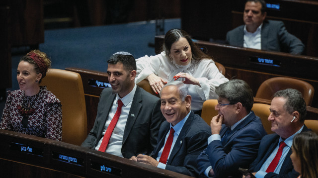 בנימין נתניהו וחבריו לקואליציה (צילום: יונתן זינדל פלאש 90)