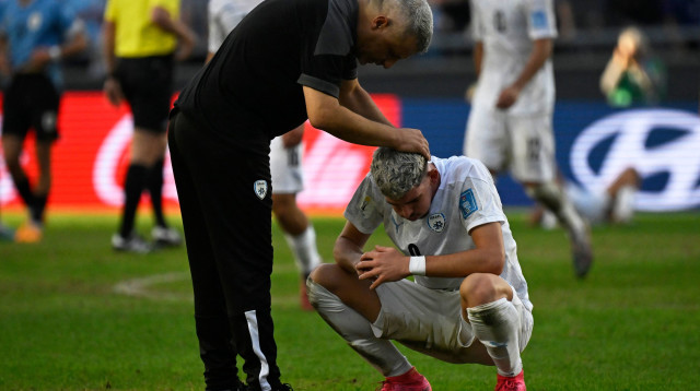 שחקן נבחרת ישראל עד גיל 20 דור תורג'מן עם המאמן אופיר חיים (צילום: אימג'בנק  GettyImages, JUAN MABROMATA / AFP)