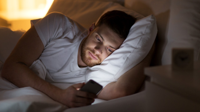 נסו שלא לגלול בסמארטפון 20 או 30 דקות מרגע ההתעוררות (צילום: אינג'אימג')