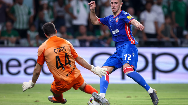 אלכסנדר פשיץ' שחקן הכוכב האדום בלגרד מחמיץ מול ג'וש כהן שוער מכבי חיפה (צילום: מאור אלקסלסי)