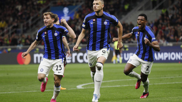 שלושה חצאים, שלושה שערים. דז'קו (צילום: רויטרס)