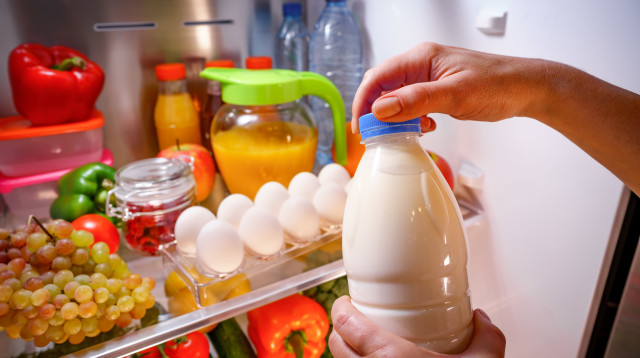 חלב במקרר (צילום: אינגאימג')