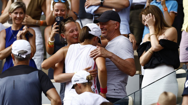 רצה לעבר האבא והאחות. איגה שביונטק (צילום: רויטרס)