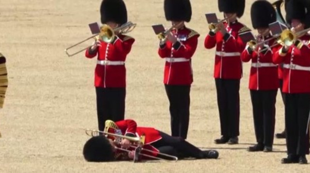 אנשי המשמר המלכותי התעלפו בטקס (צילום: צילום מסך רויטרס)