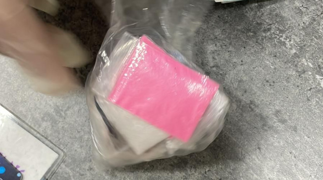 החומרים החשודים כסמים שנתפסו (צילום: דוברות המשטרה)