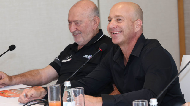 בשורה לקבוצות? יו"ר המנהלת ארי שטיינברג ויו"ר איגוד הכדורסל עמירם הלוי (צילום: אתר רשמי, דני מרון, מנהלת הליגה)