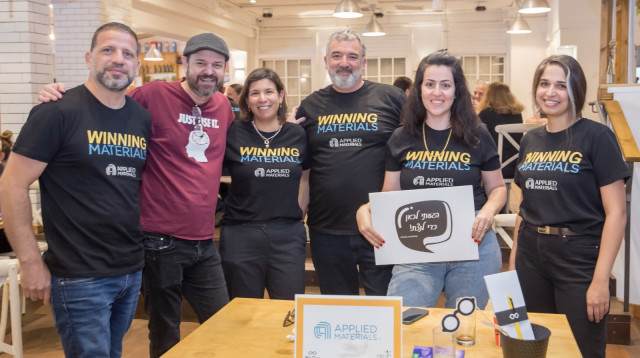 איתי הרמן ואחת הנבחרות המשתתפות (צילום: אורן שלו)