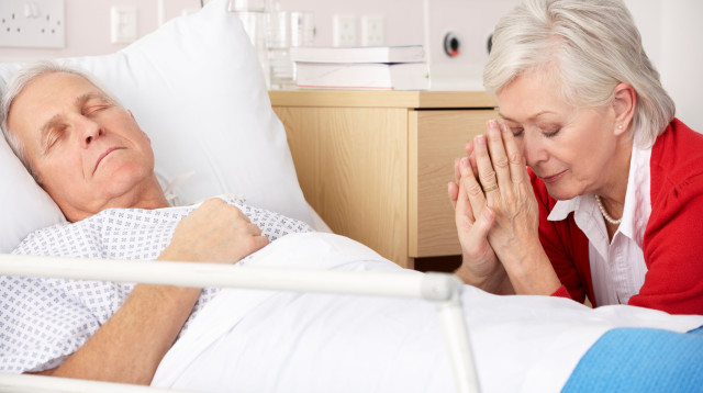 אדם על ערש דווי, אילוסטרציה (צילום: אינגאימג')