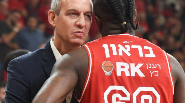 נקט גישה דומה לזו של פיאניג'אני ועתמאן. עודד קטש עם ג'ייקובן בראון (צילום: ברני ארדוב)