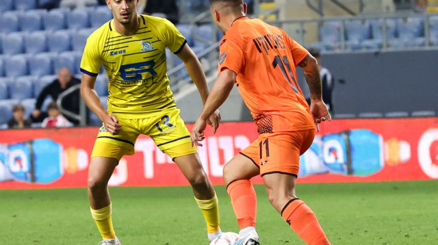 שחקן בני ריינה, עמית מאיר מול שחקן סקציה נס ציונה כריסטיאן באטוקיו (צילום: דני מרון)