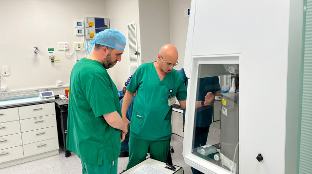 משה ארבל בביקור ביחידה להפריה חוץ גופית באסותא (צילום: ללא קרדיט)