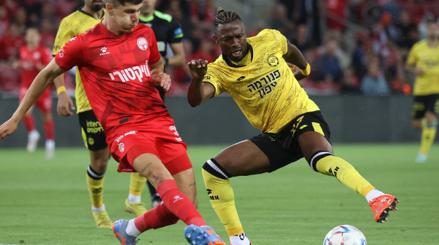 אור דדיה הפועל באר שבע מול פטריק טוומאסי מכבי נתניה (צילום: ברני ארדוב)