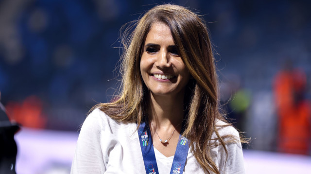 דין ודברים עם מנכ"לית מכבי תל אביב בישיבה. אלונה ברקת (צילום: מאור אלקסלסי)