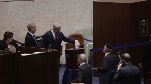 בנימין נתניהו מצביע לוועדה למינוי שופטים (צילום: מרק ישראל סלם)