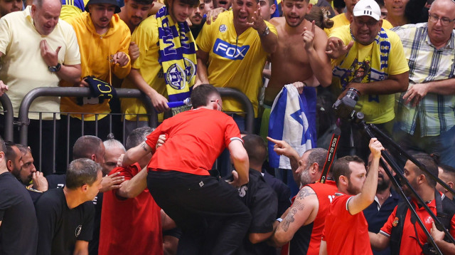 יו"ר הפועל תל אביב רמי כהן עם אוהדי מכבי תל אביב (צילום: דני מרון)