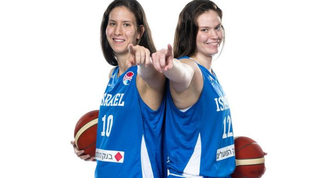 "בעצם, למה שלא ננצח הפעם?". ירדן גרזון (משמאל) עם אחותה ליאור גרזון (צילום: אתר רשמי, עודד קרני, איגוד הכדורסל)