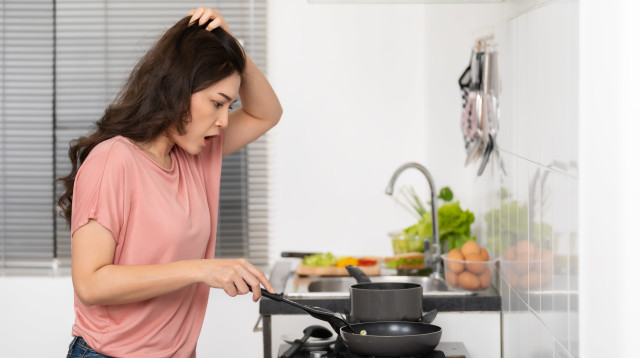 אישה מבשלת, אילוסטרציה (צילום: אינגאימג')