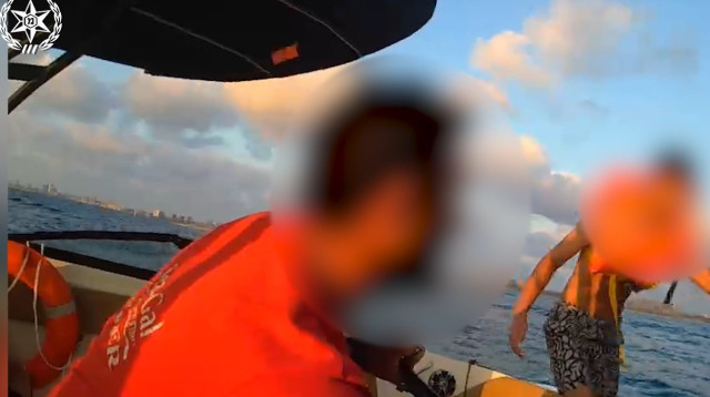 חילוץ אב ובנו לאחר שנסחפו ללב הים מול הרצליה (צילום: דוברות המשטרה)