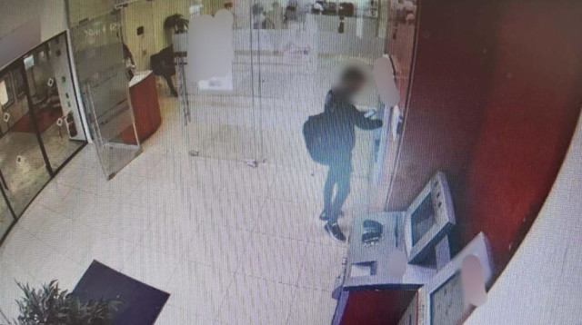 חשוד בעוקץ בנקים מושך מזומן מכספומט (צילום: דוברות המשטרה)