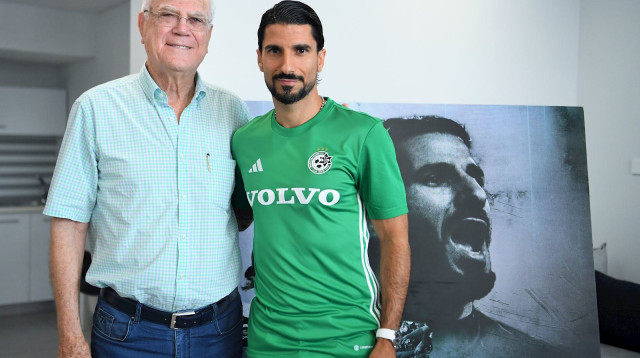 נשיא מכבי חיפה יעקב שחר עם ליאור רפאלוב (צילום: אתר רשמי, מכבי חיפה)