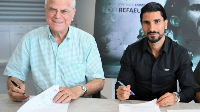 התחיל את הקריירה במכבי חיפה ויסיים (כנראה) במכבי חיפה. רפאלוב עם יעקב שחר (צילום: אתר רשמי, מכבי חיפה)