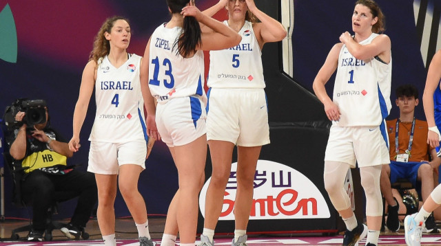 שחקניות נבחרת ישראל כדורסל נשים (צילום: ברני ארדוב)