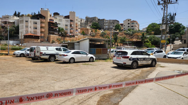 זירת הרצח בנצרת הוא נורה למוות מרוואן קנג' (צילום: דוברות המשטרה)