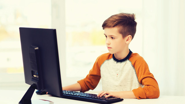 אילוסטרציה: ילד עובד מול מחשב (צילום: אינגאימג')