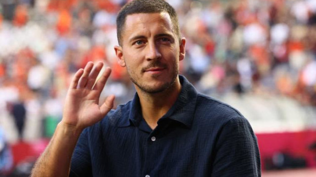 אדן הזאר נפרד ומודה לאוהדים הבלגים (צילום: רויטרס)