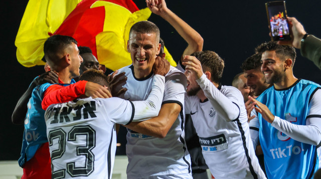 שחקני מ.ס. אשדוד חוגגים, ננאד צבטקוביץ' במרכז (צילום: דני מרון)