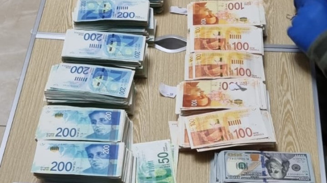 הכסף שנמצא אצל האחים מפקיעין החשודים בהלבנת הון (צילום: דוברות המשטרה)