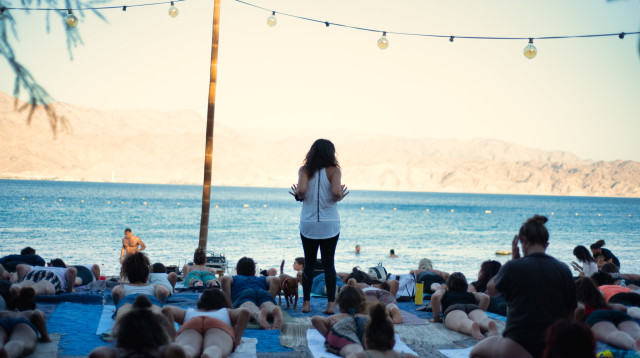 יום יוגה על החוף באילת  (צילום: אלכסנדר דרעי)