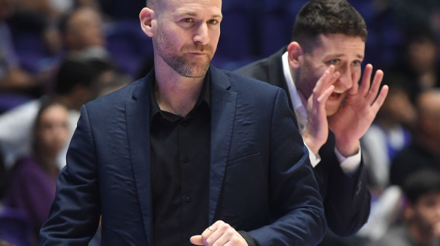 מילא את מקומו של גודס. עוזר המאמן עמית שרף (צילום: ברני ארדוב)