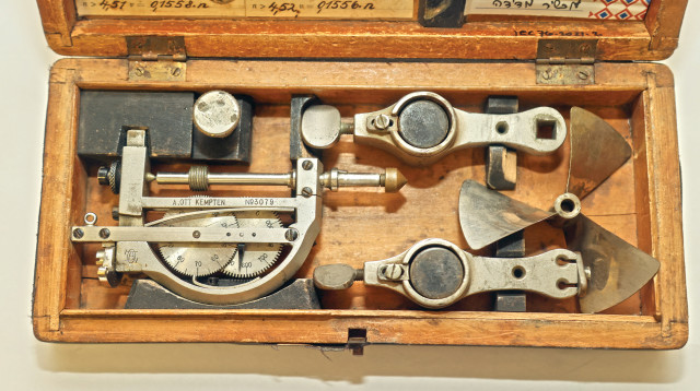 מכשיר למדידת מהירות זרימת מים (צילום: חברת החשמל)