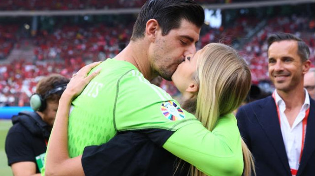 טיבו קורטואה מקבל נשיקה לוהטת ממישל גרציג לכבוד הופעתו ה-100 (צילום: רויטרס)