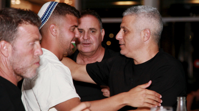 אופיר חיים מאמן נבחרת ישראל עד גיל 20 עם הקפטן אילי מדמון (צילום: קובי אליהו)