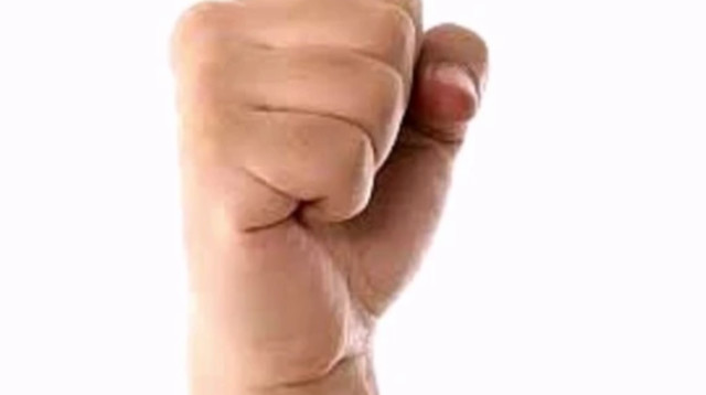 אם הנחתם את האגודל מעל לשאר האצבעות - זה מה שזה אומר עליכם (צילום: מתוך טיקטוק)