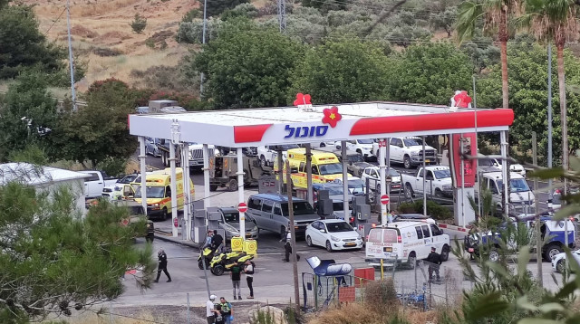 זירת הפיגוע בתחנת הדלק בעלי (צילום: נדב גולדשטיין/TPS)