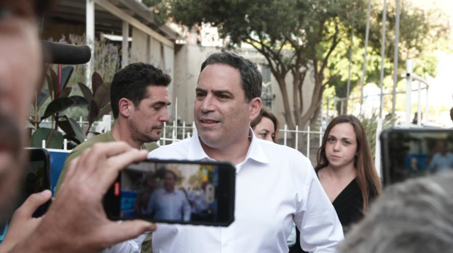 עמית בכר בהצבעה לראשות לשכת עורכי הדין (צילום: אבשלום ששוני)