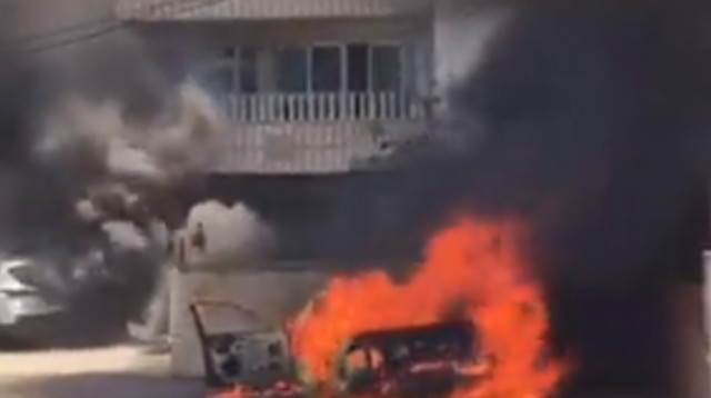 מתנחלים הציתו רכבי פלסטינים בכפר תורמוס עיא (צילום: רשתות פלסטיניות)