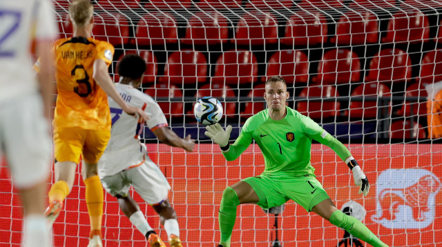 בארט ורברוחן שוער נבחרת הולנד הצעירה עוצר את לואיס אופנדה שחקן נבחרת בלגיה הצעירה (צילום: GettyImages, Soccrates Images)